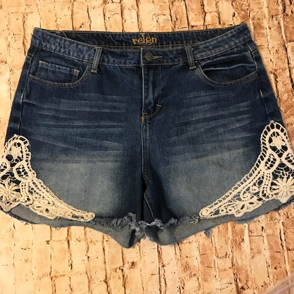 Reign Pants - ⭐️HOST PICK ⭐️Reign Crochet med wash jeans shorts